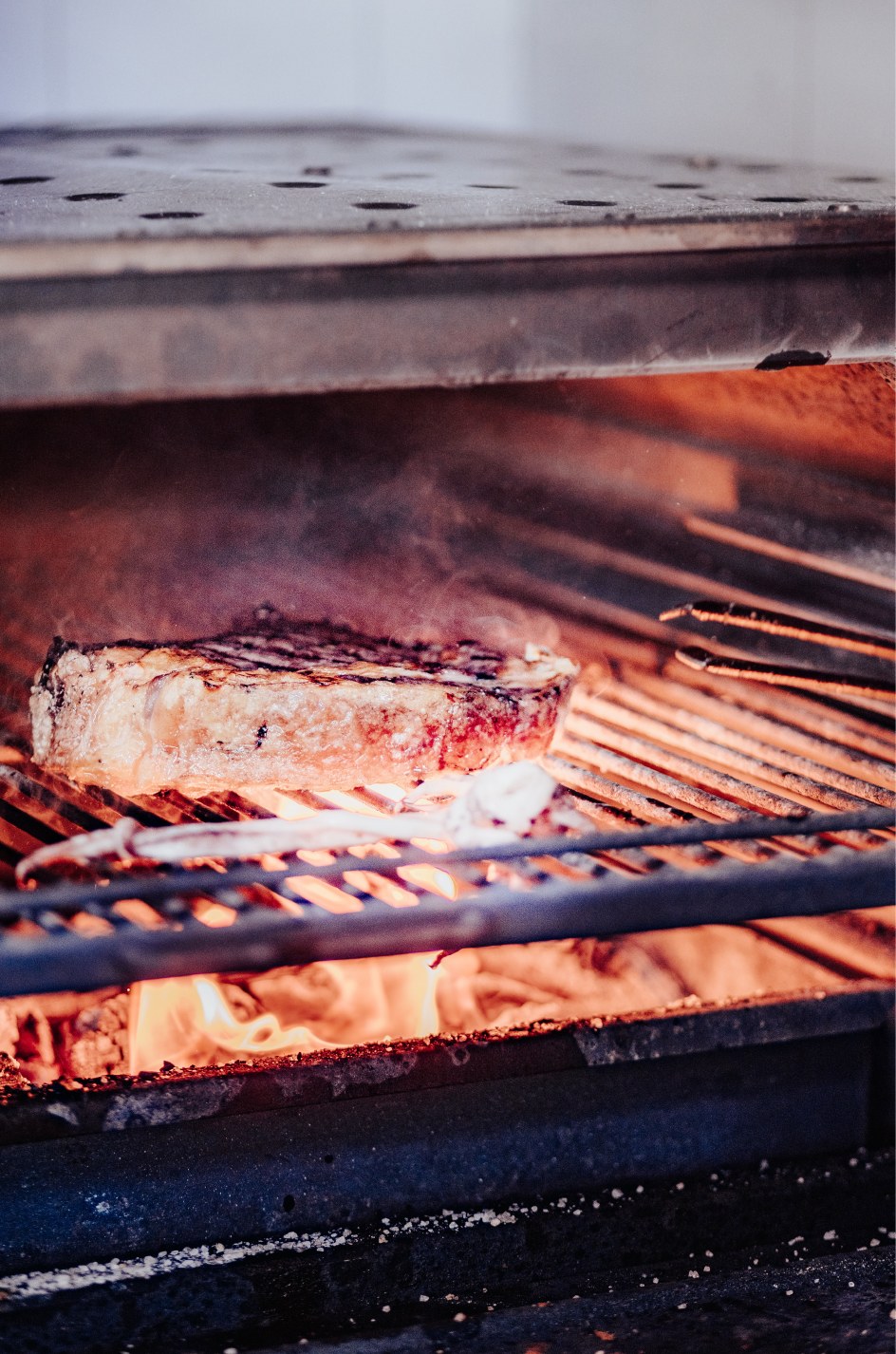 Bodegas Binifadet Menorca: lunch en wijnproeven tussen de wijnstokken 6 Gerecht op de houtskoolgrill in de keuken van Bodegas Binifadet