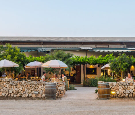 Het terras van Bodegas Binifadet tussen de wijnstokken bij Sant Lluís in de avond