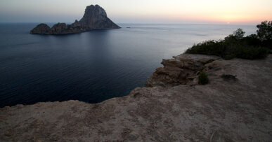 Es Vedrà bij zonsondergang gezien vanaf Cala d'Hort op Ibiza, een populair doel voor een boottocht