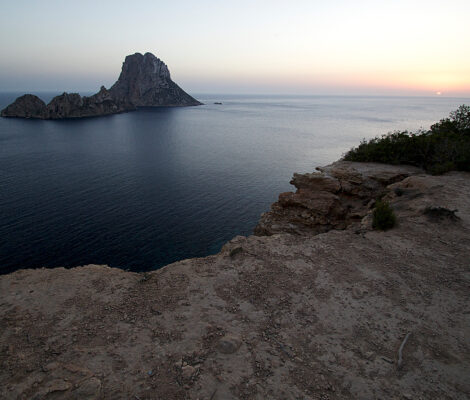 Es Vedrà bij zonsondergang gezien vanaf Cala d'Hort op Ibiza, een populair doel voor een boottocht
