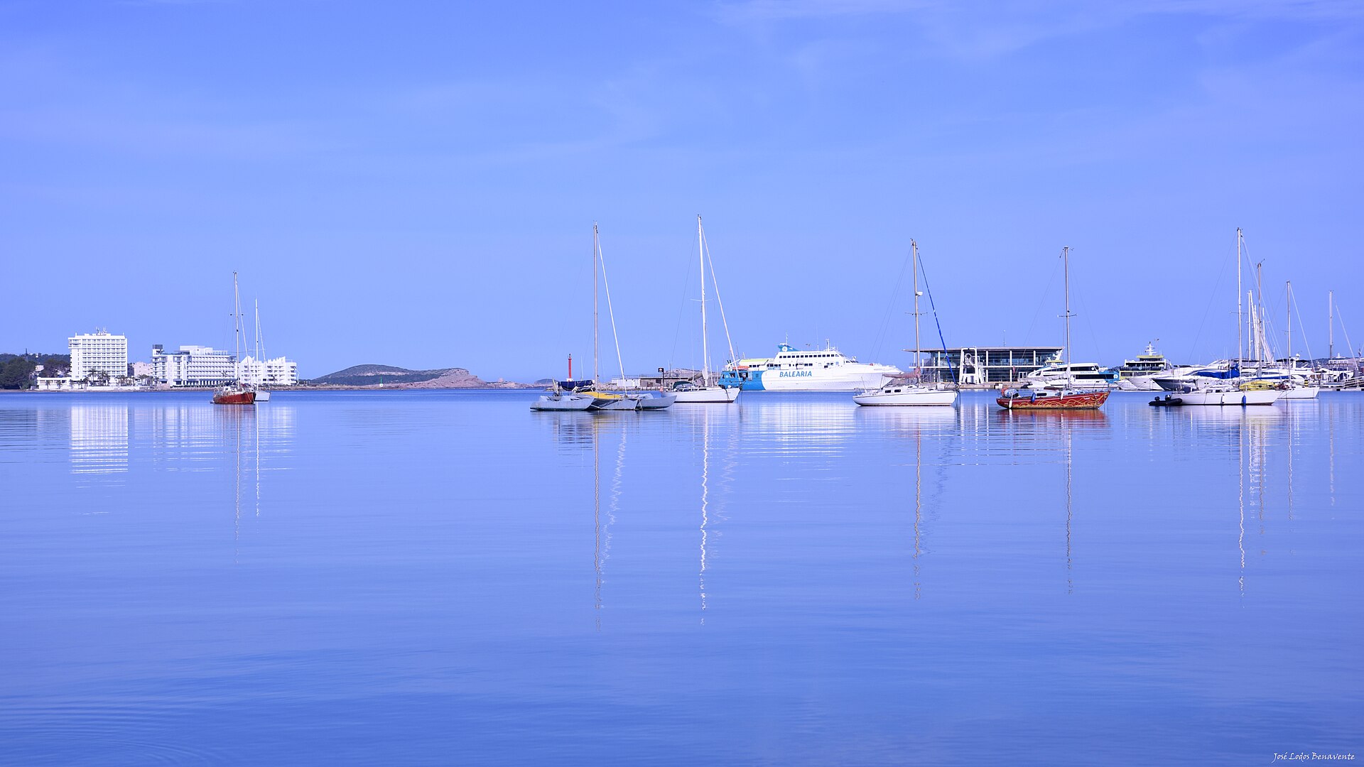 Boot huren op Ibiza zonder vaarbewijs: de regels van 2026 2 Kalme zee bij Sant Antoni de Portmany op Ibiza in de vroege ochtend