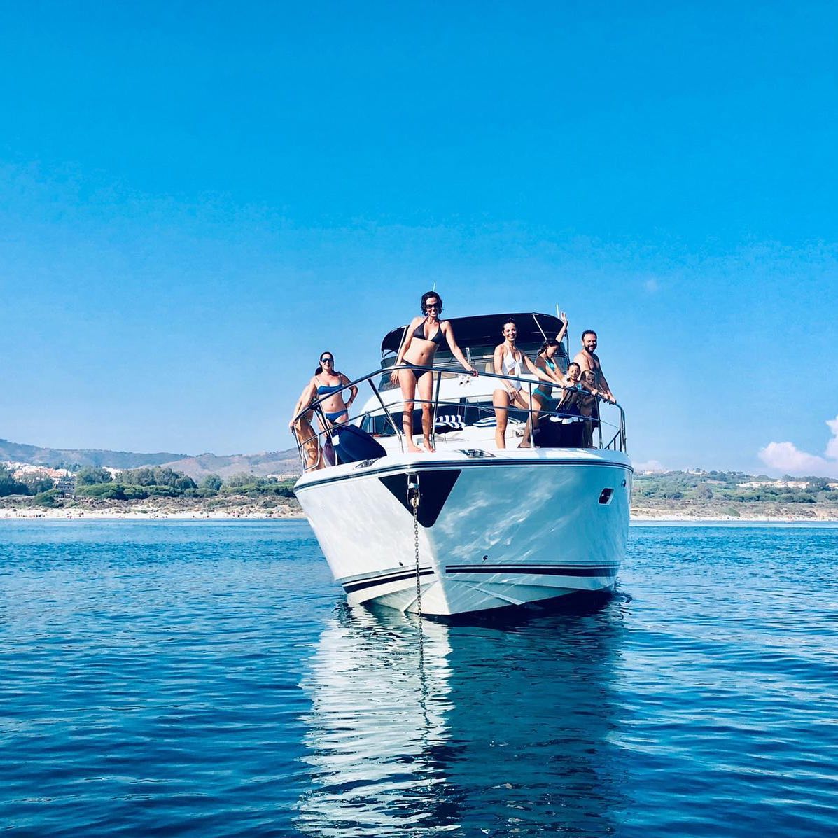 Boot huren op Ibiza zonder vaarbewijs: de regels van 2026 1 Toeristen aan boord van een gehuurde motorboot bij Ibiza