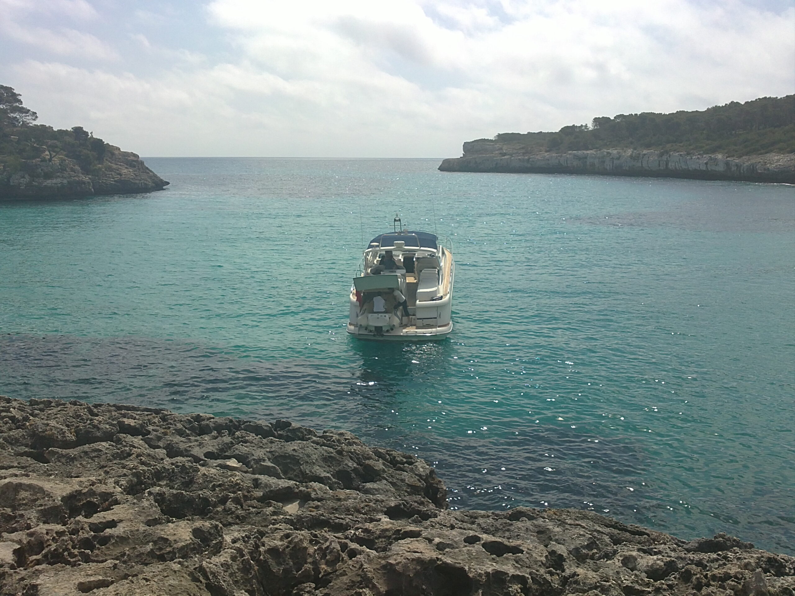 Een boot voor anker bij Cala Mondragó op Mallorca