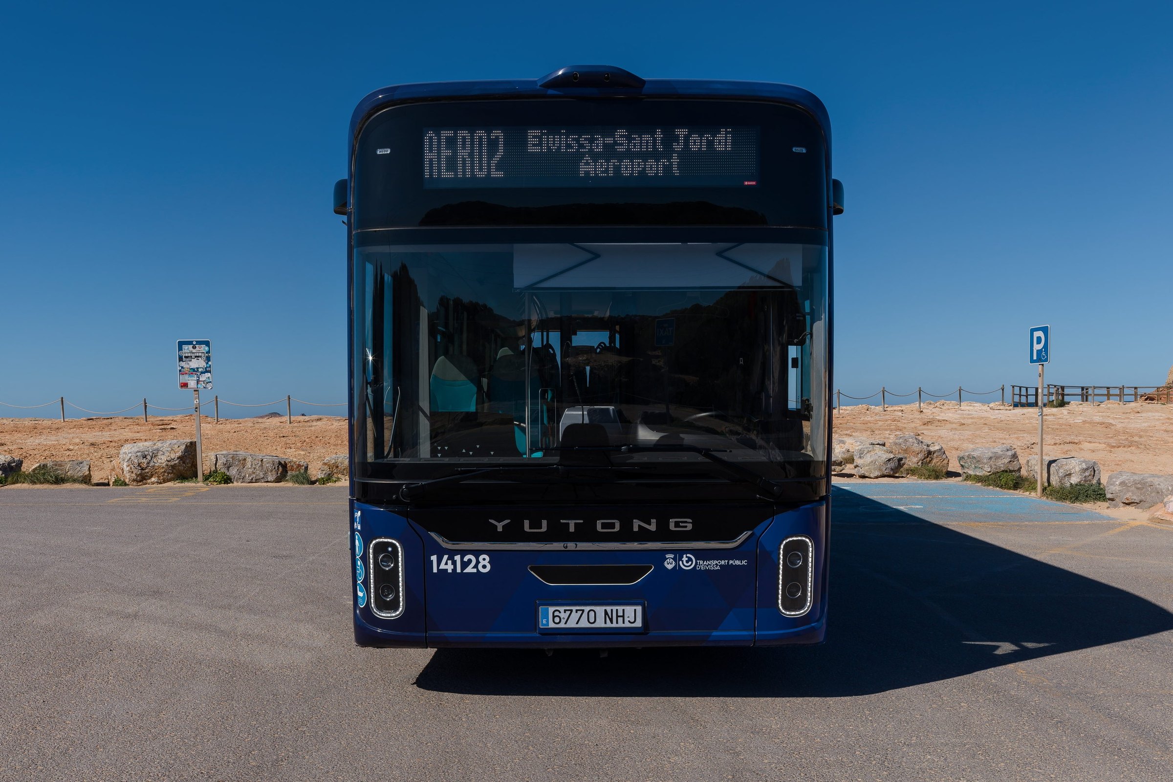 Elektrische bus van lijn AERO2 naar het vliegveld van Ibiza