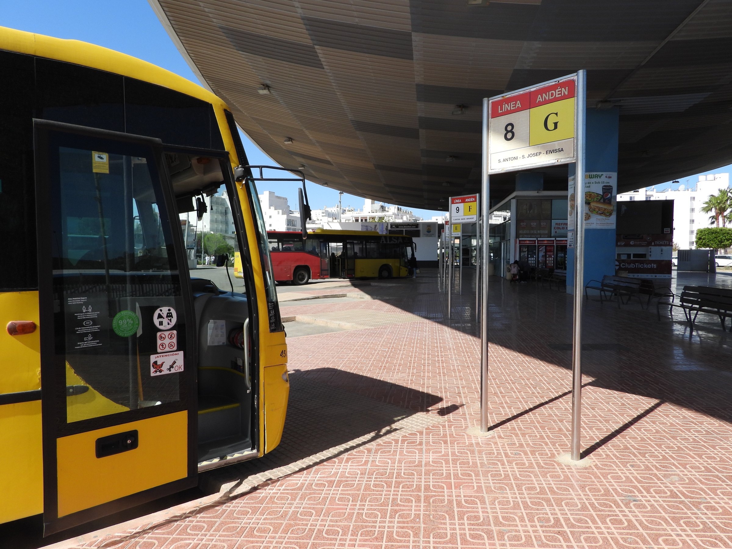Busstation van Sant Antoni op Ibiza met perronbord van de oude buslijn 8