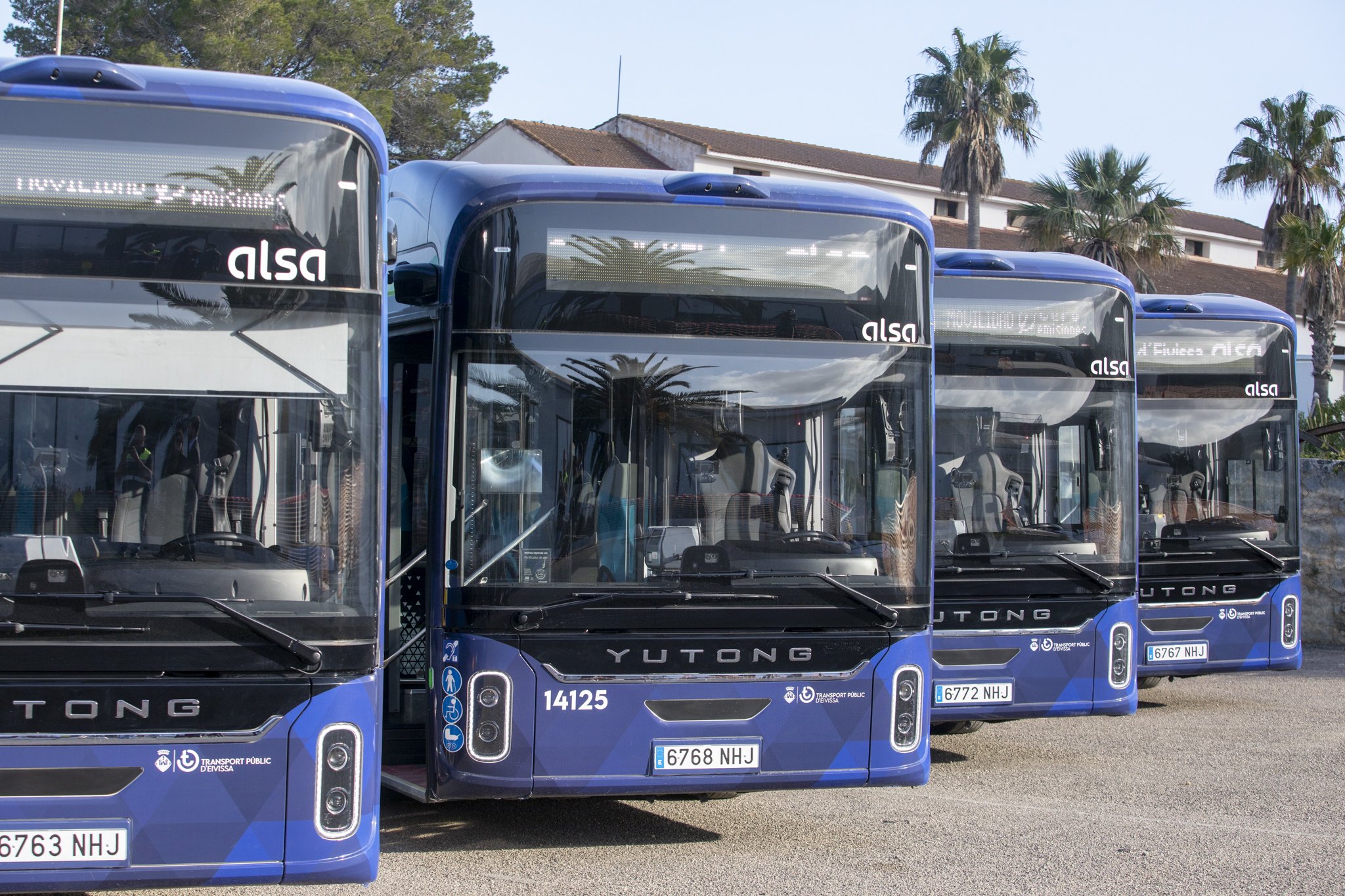 Rij nieuwe elektrische bussen van Alsa voor het busnet van Ibiza