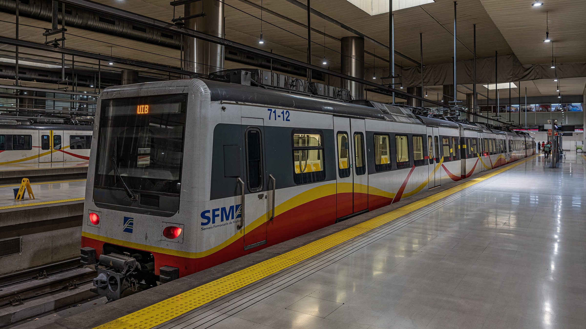 Wit-rode SFM-metro met bestemming UIB aan een ondergronds perron in Palma