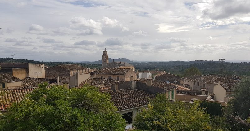 Het bergdorp Caimari met kerktoren en terracotta daken, Mallorca