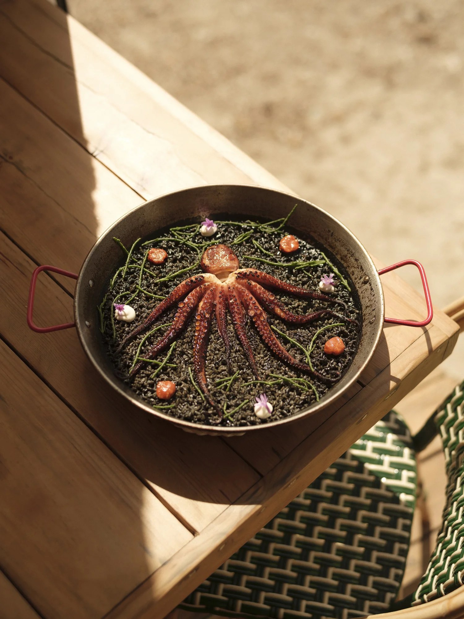 Arroz negro met een gegrilde octopus bovenop bij Cala Bonita
