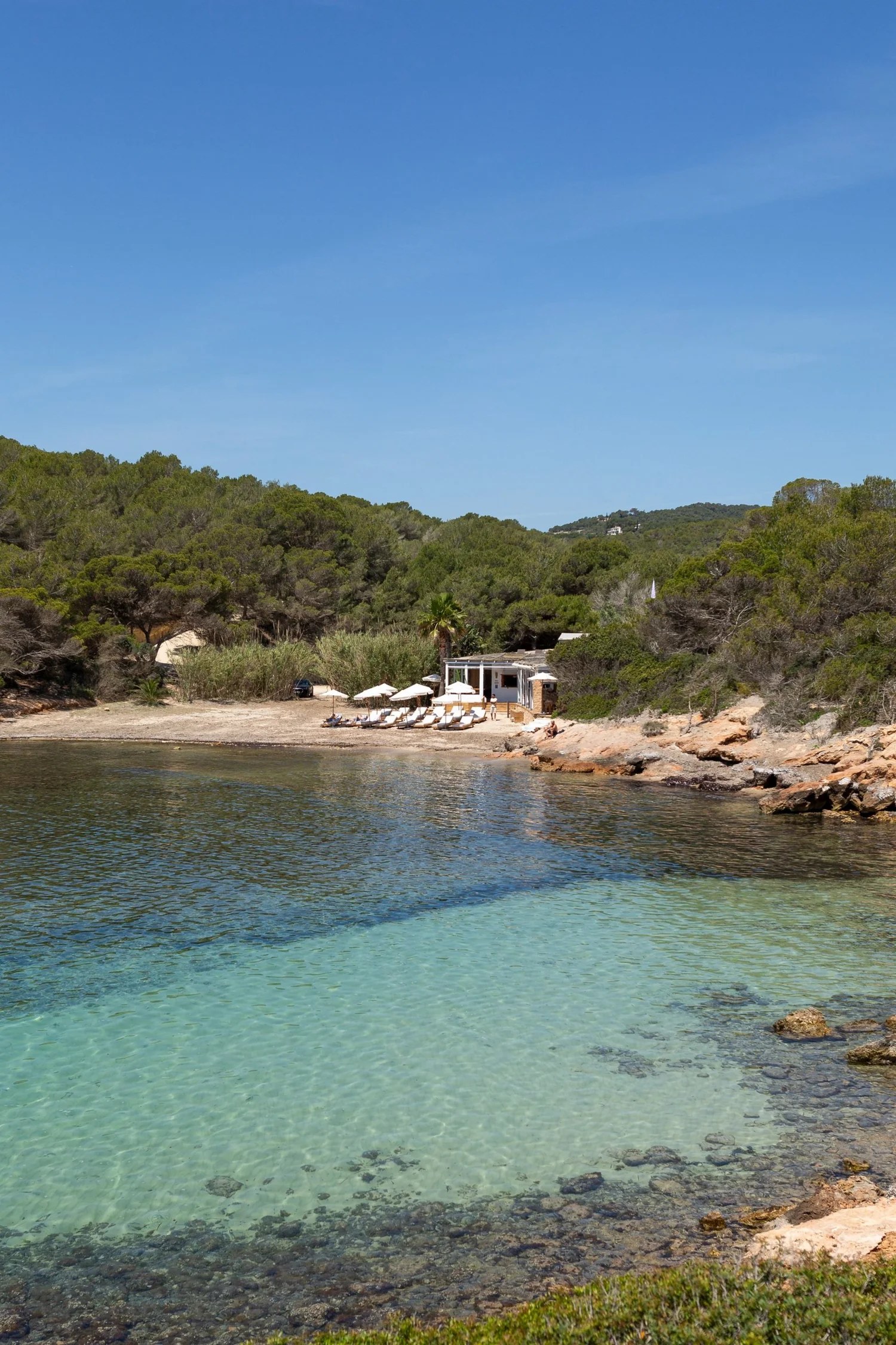 De heldere baai van s'Estanyol waar Cala Bonita ligt