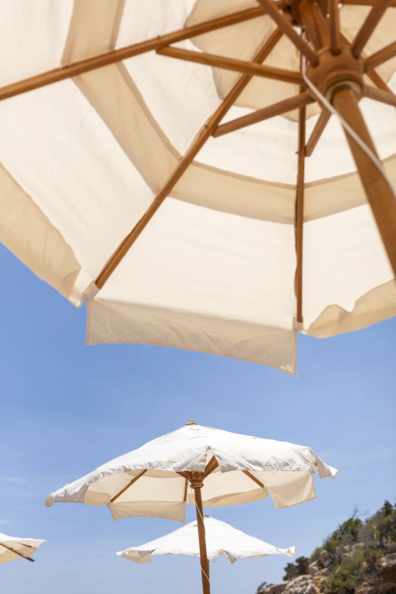 Parasols van Cala Bonita tegen de blauwe lucht