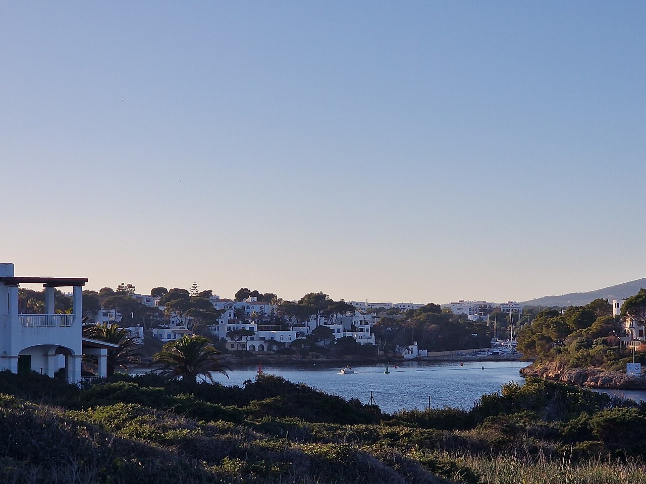 Witte huizen van Cala d'Or boven de inham Cala Llonga
