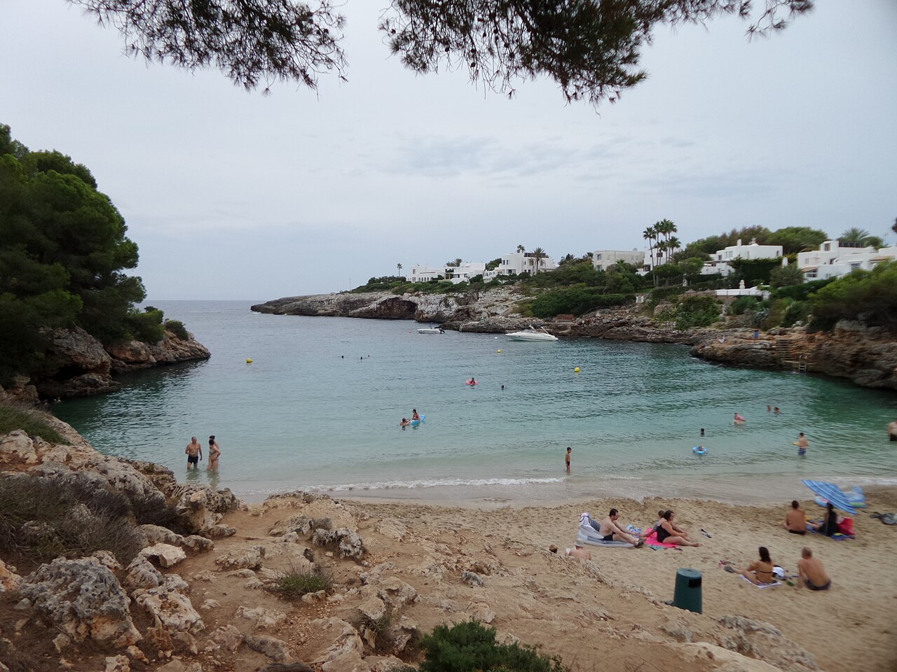 Badgasten op het zand van Cala Esmeralda in Cala d'Or