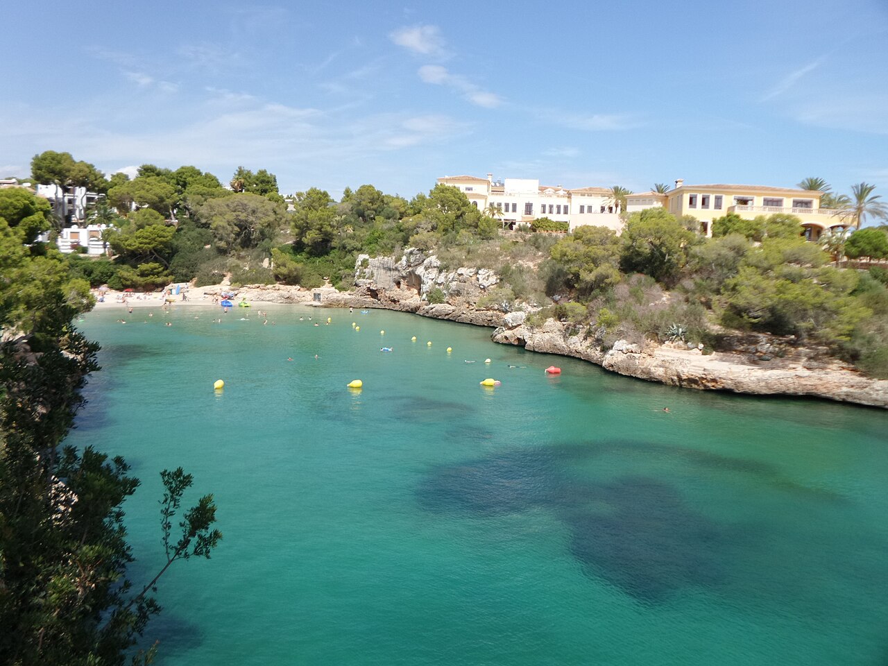De smalle inham van Cala Ferrera bij Cala d'Or