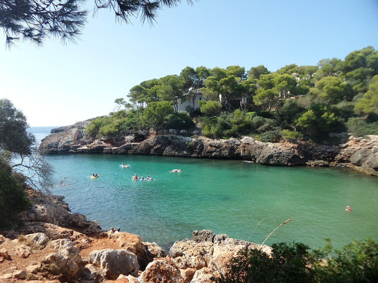De baai van Cala Egos bij Cala d'Or, gezien vanaf de rotsen