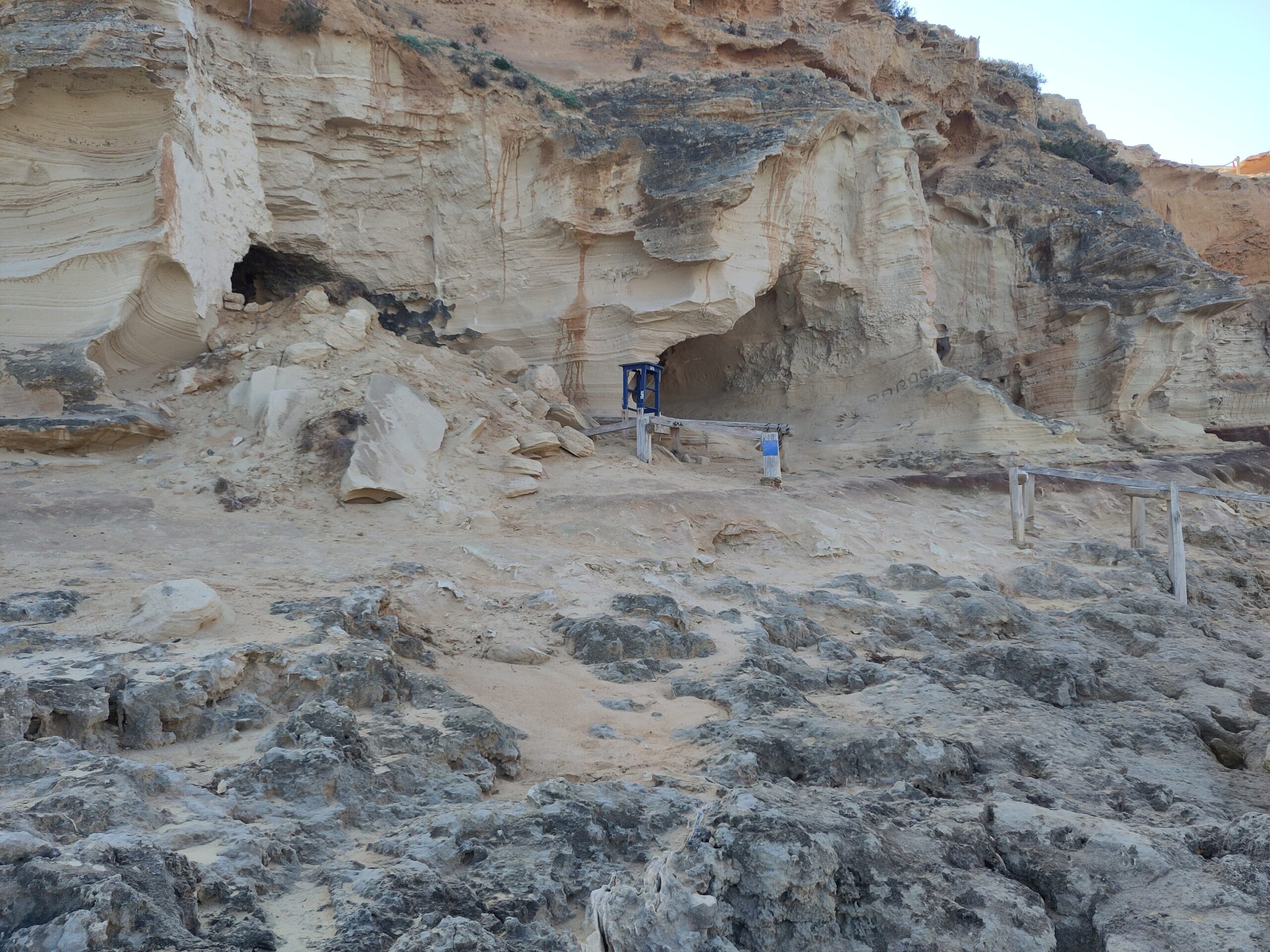 Cala en Baster Formentera: de wilde baai met grotten in de rotsen 4 Cala en Baster Formentera, foto 3