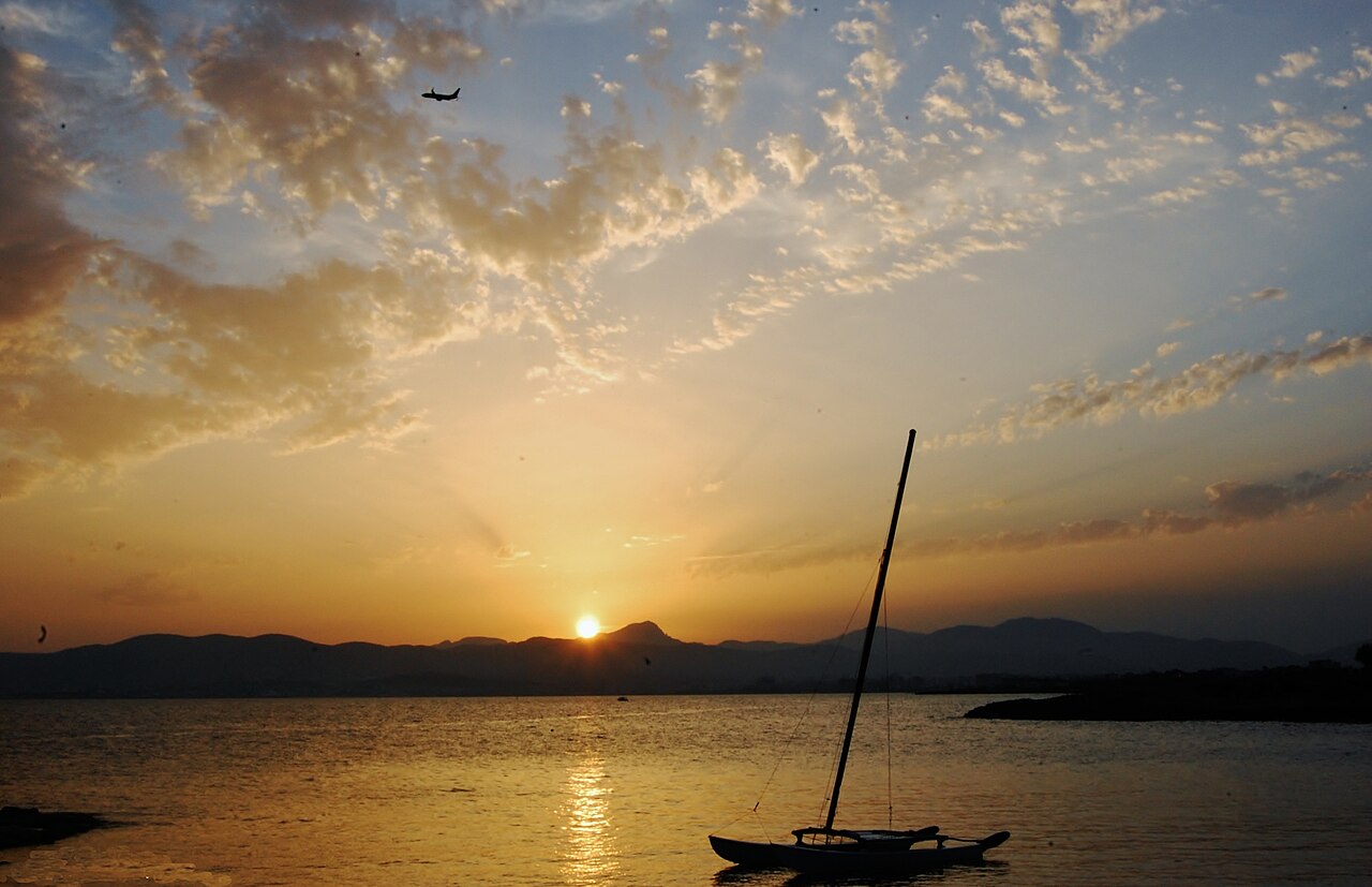 Zonsondergang op Mallorca: waar, hoe laat en hoe je er komt 9 Avondlicht boven het water bij Cala Estància in Palma