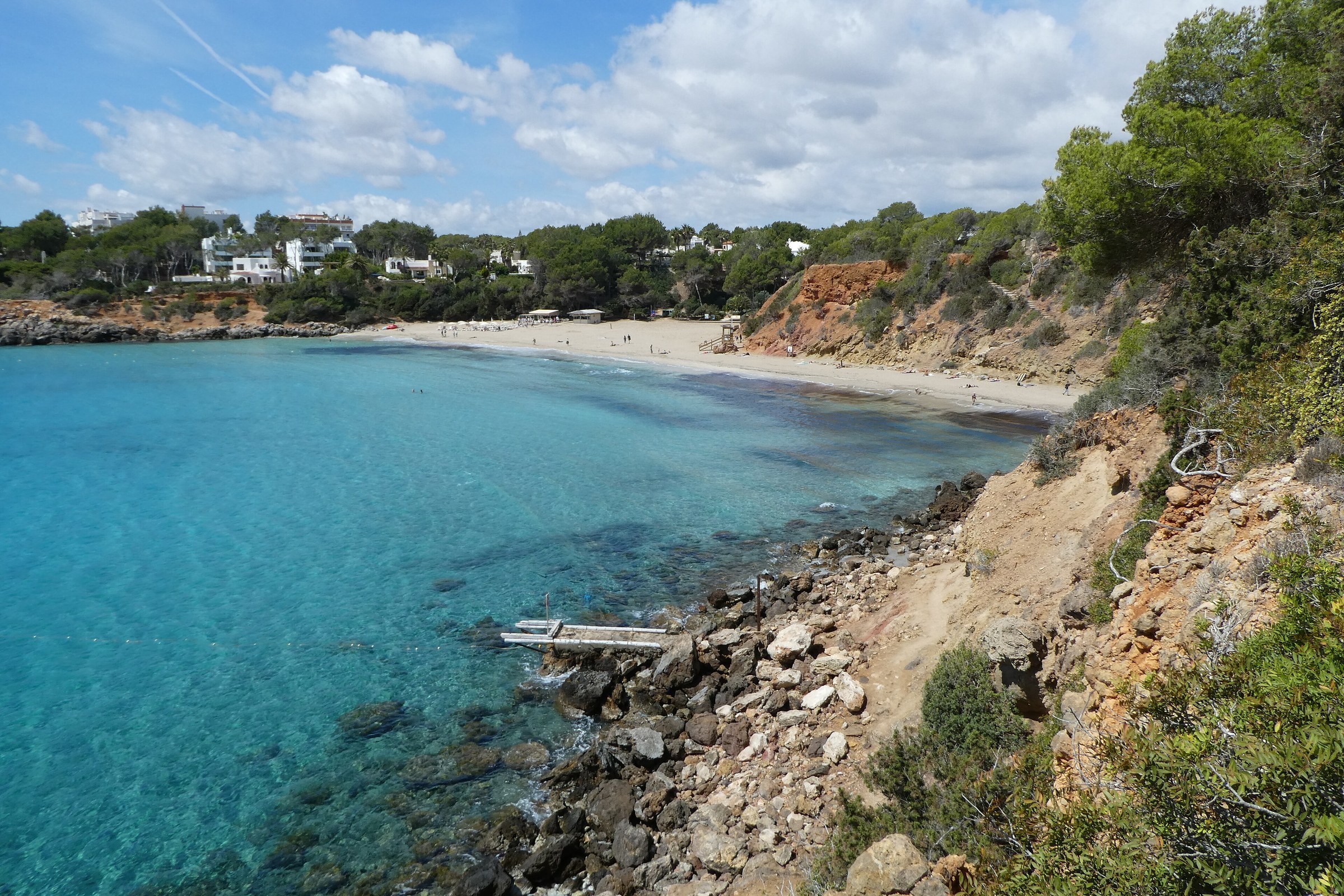 Een baai met turquoise water aan de oostkust van Ibiza, gezien vanaf de rotsen