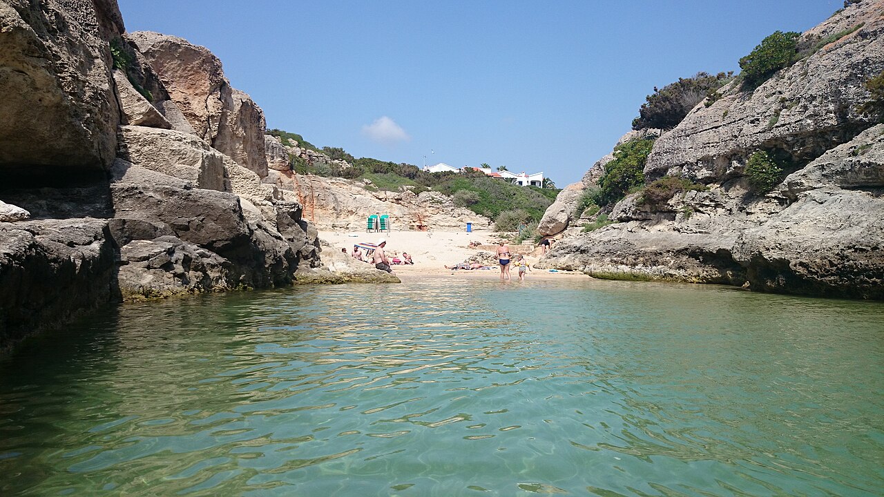 Kleine baai met rotsen aan de kust van Menorca