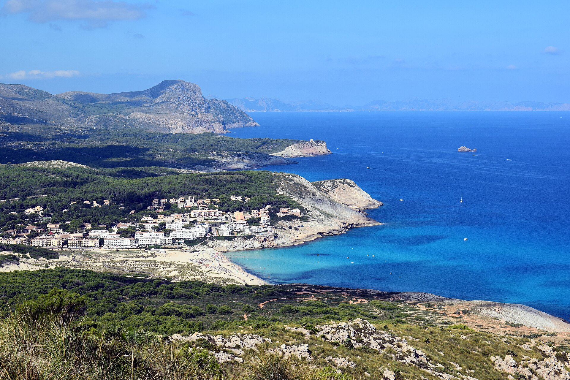 Uitzicht vanaf de wachttoren van Son Jaumell over de baai van Cala Mesquida op Mallorca