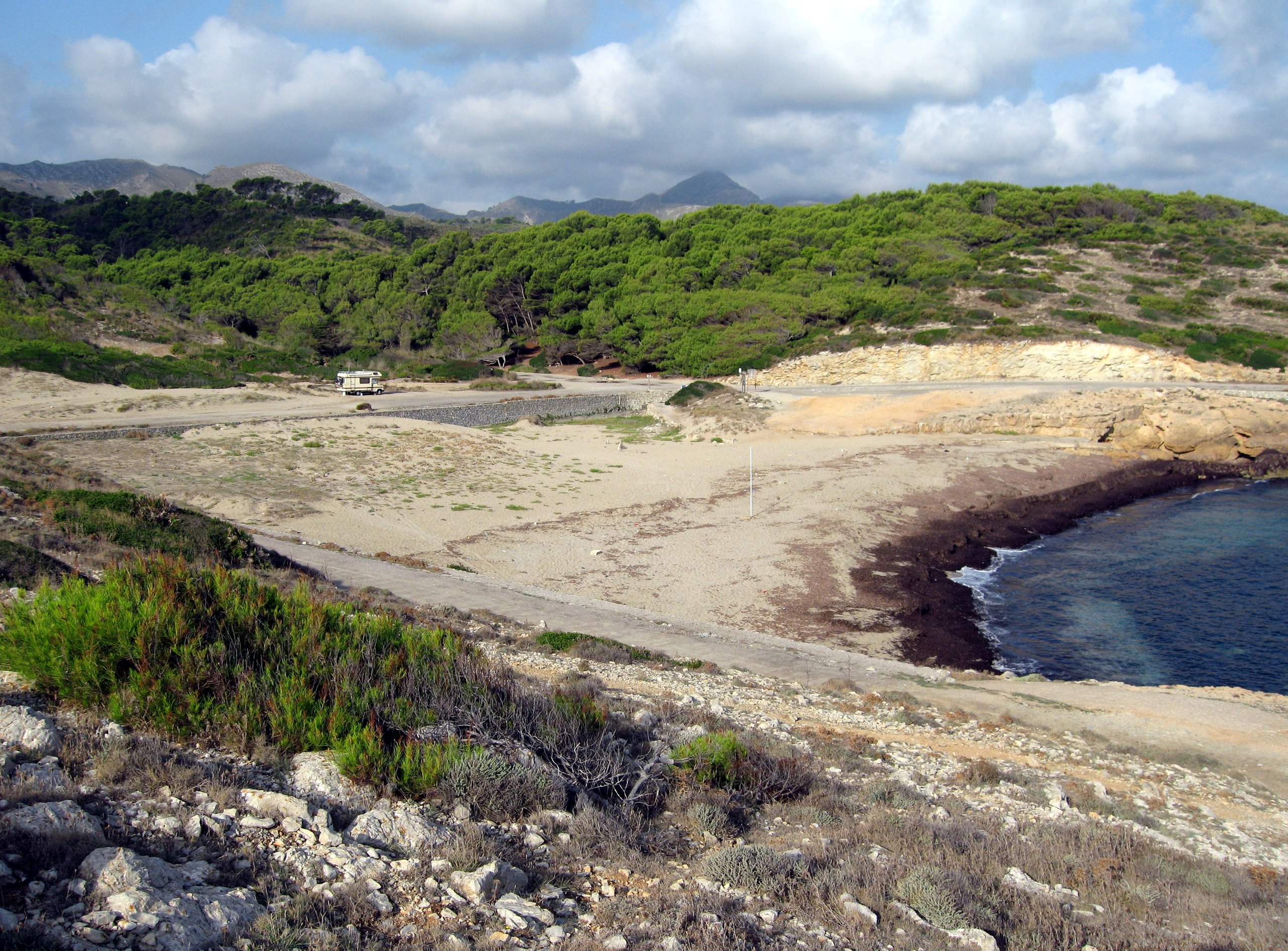 Cala Mitjana in 2007 met de oude weg achter het strand, voor het duinherstel