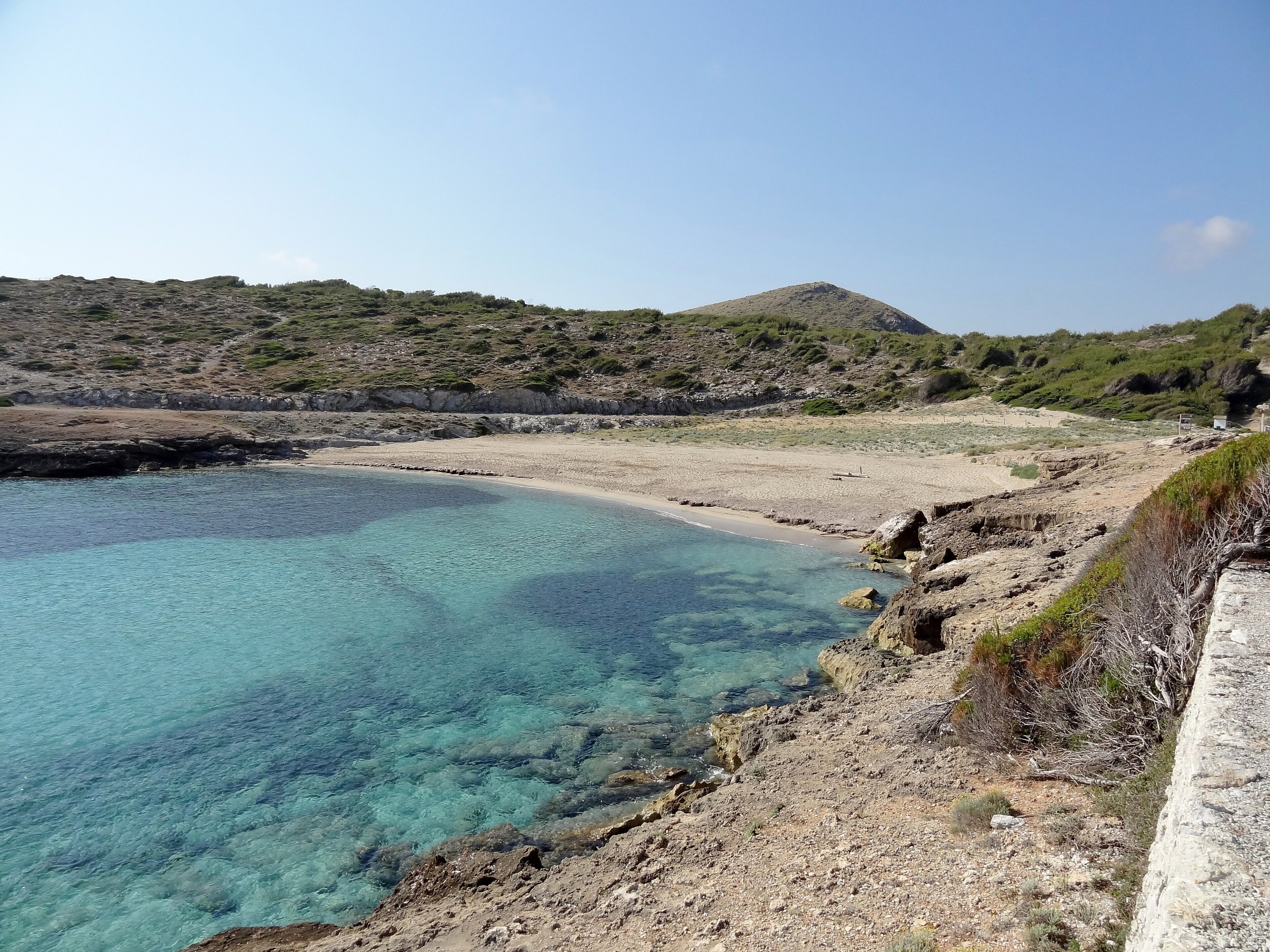Helder turquoise water in Cala Mitjana bij Artà, gezien vanaf de rotsen aan de westkant