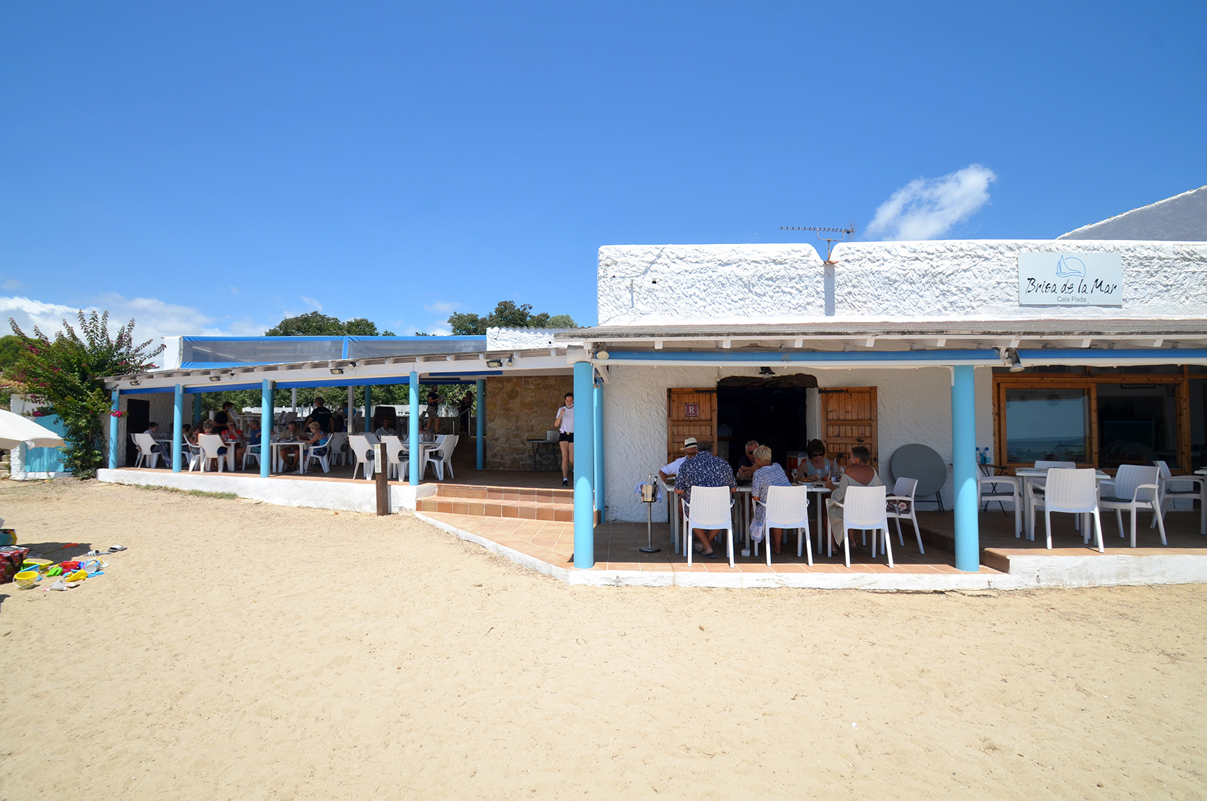 Strandrestaurant Brisa de la Mar op het zand van Cala Pada, Ibiza
