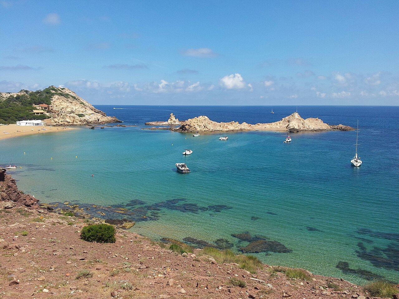 De rotseilandjes voor Cala Pregonda aan de noordkust van Menorca