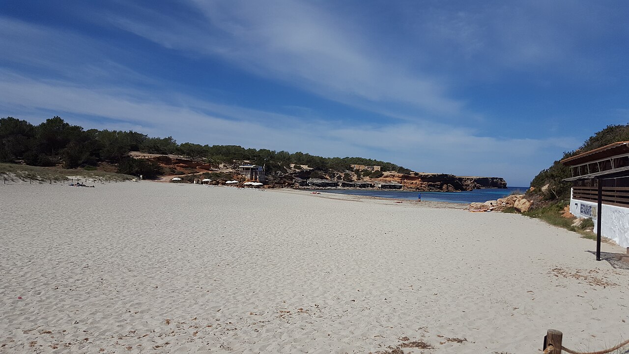 Het brede zandstrand van Cala Saona op Formentera met de strandtent aan de noordkant