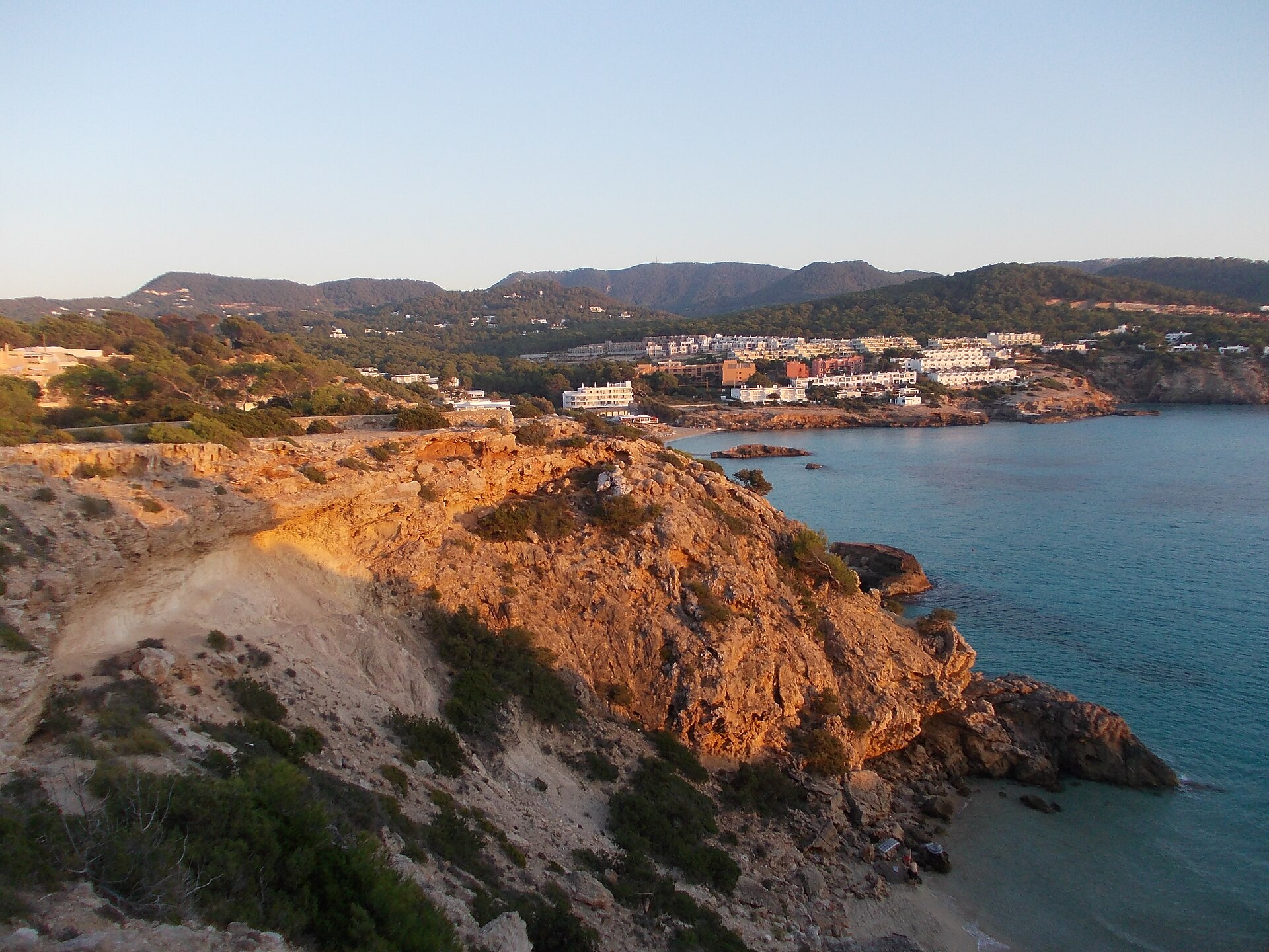 Hotel Vibra Cala Tarida: betaalbaar aan de westkust 6 Cala Tarida op Ibiza in het avondlicht