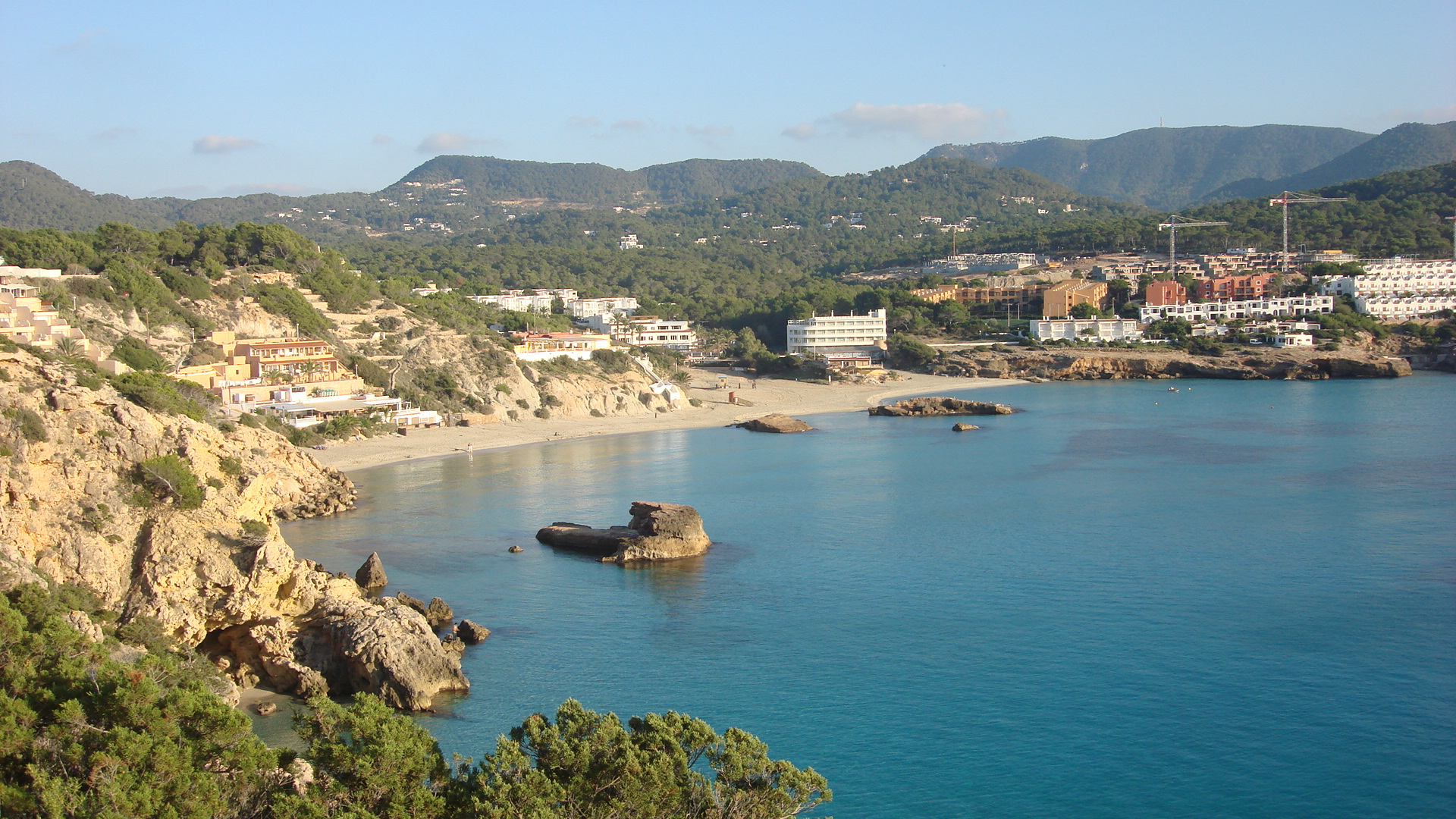 De baai van Cala Tarida aan de westkust van Ibiza gezien vanaf het kustpad