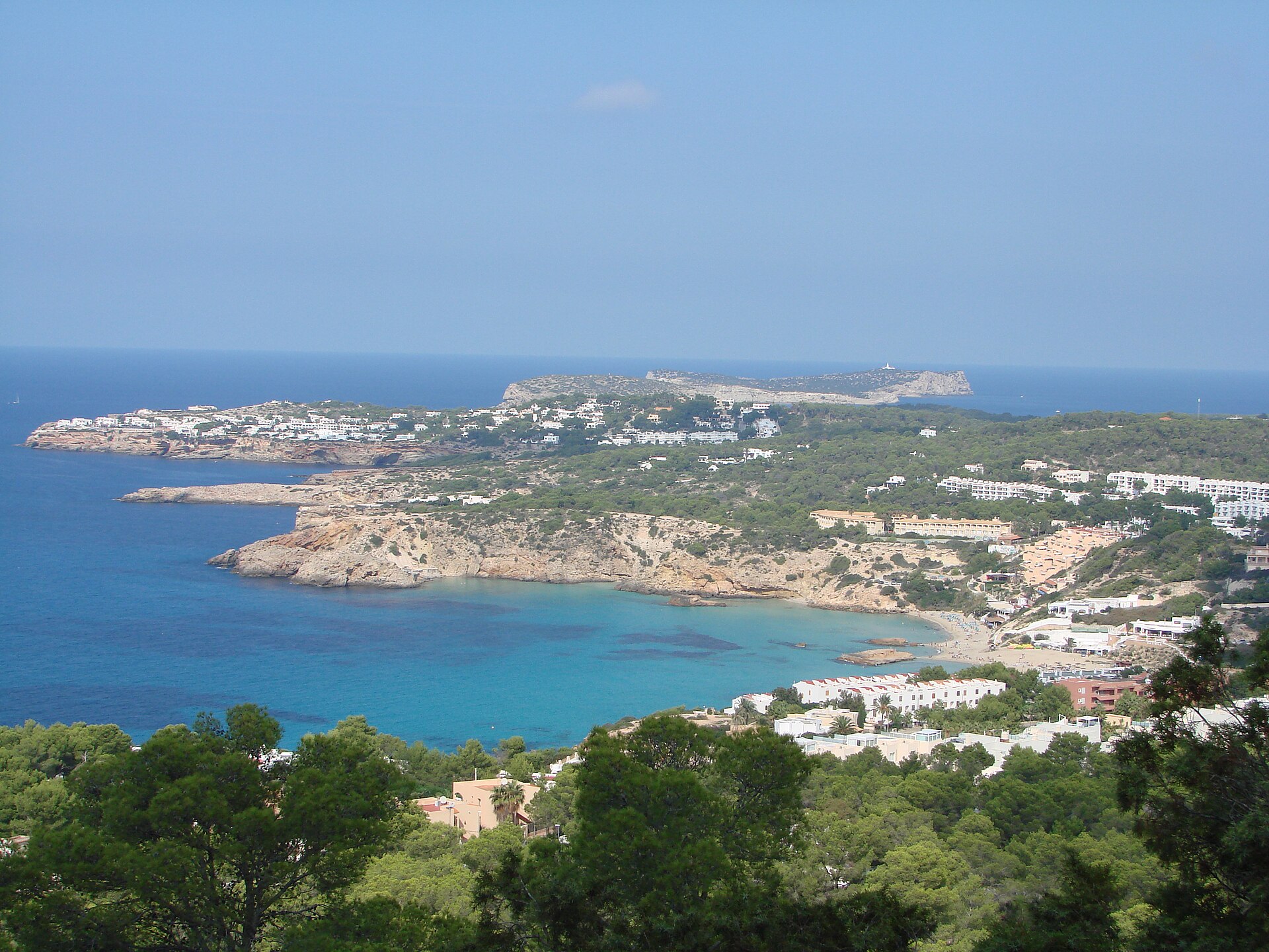 Cala Tarida Ibiza: het strand, de bussen A1 en P9 en parkeren 5 Uitzicht over de westkust van Ibiza vanaf het pad tussen Cala Molí en Cala Tarida