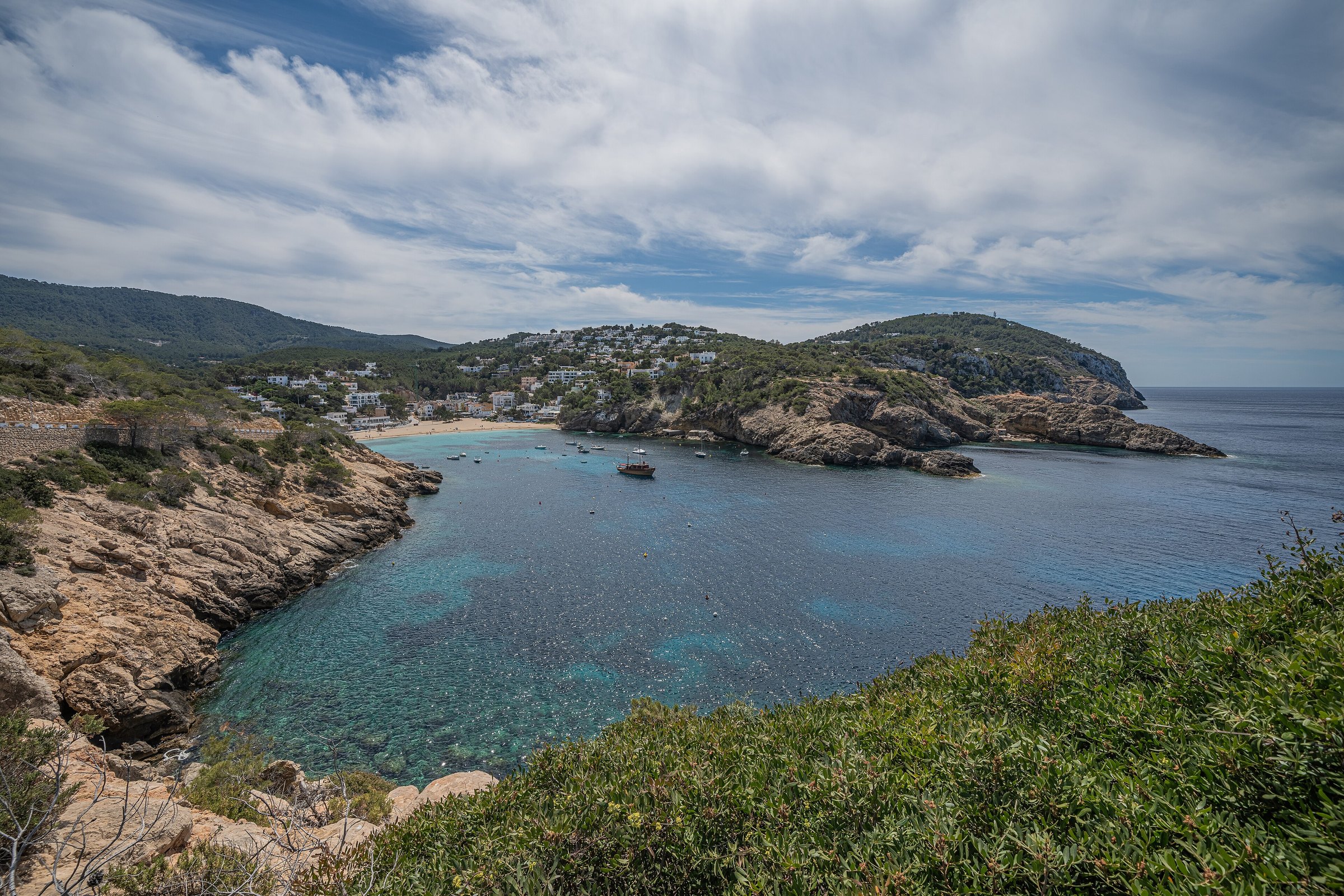 Uitzicht vanaf de klif over de baai van Cala Vadella en de villawijken op de heuvels