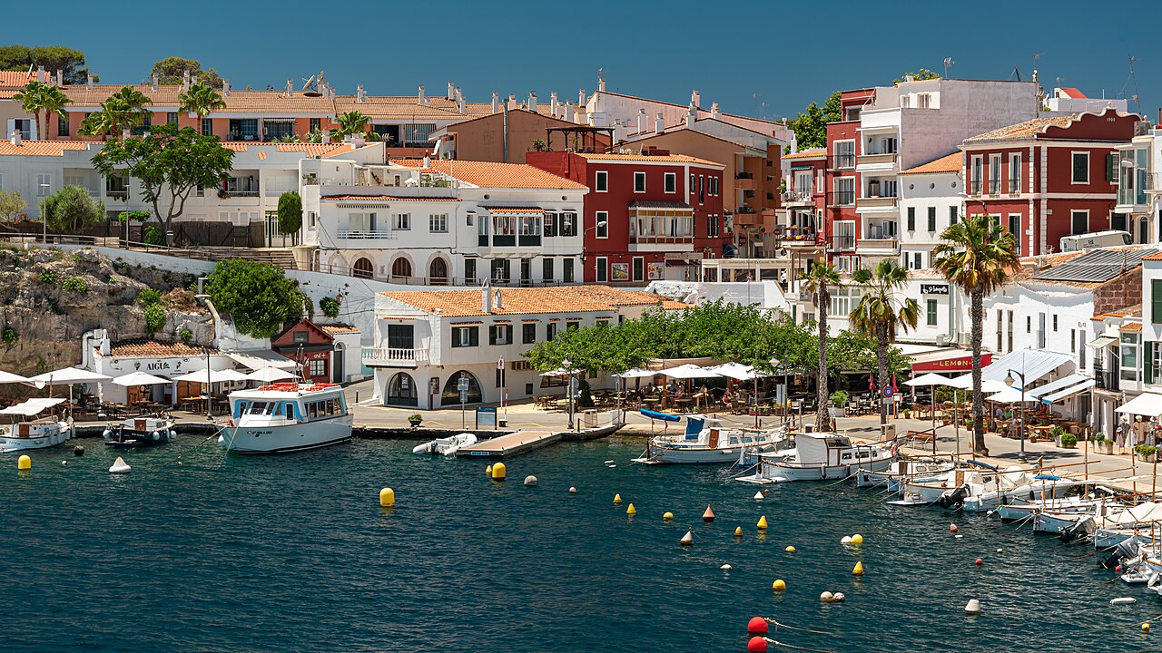 De haven van Cales Fonts in Es Castell op Menorca
