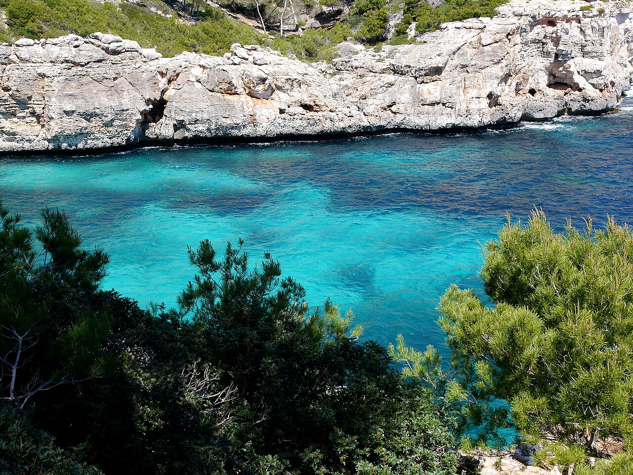 De smalle turquoise inham van Caló des Moro tussen de kalkkliffen bij Santanyí