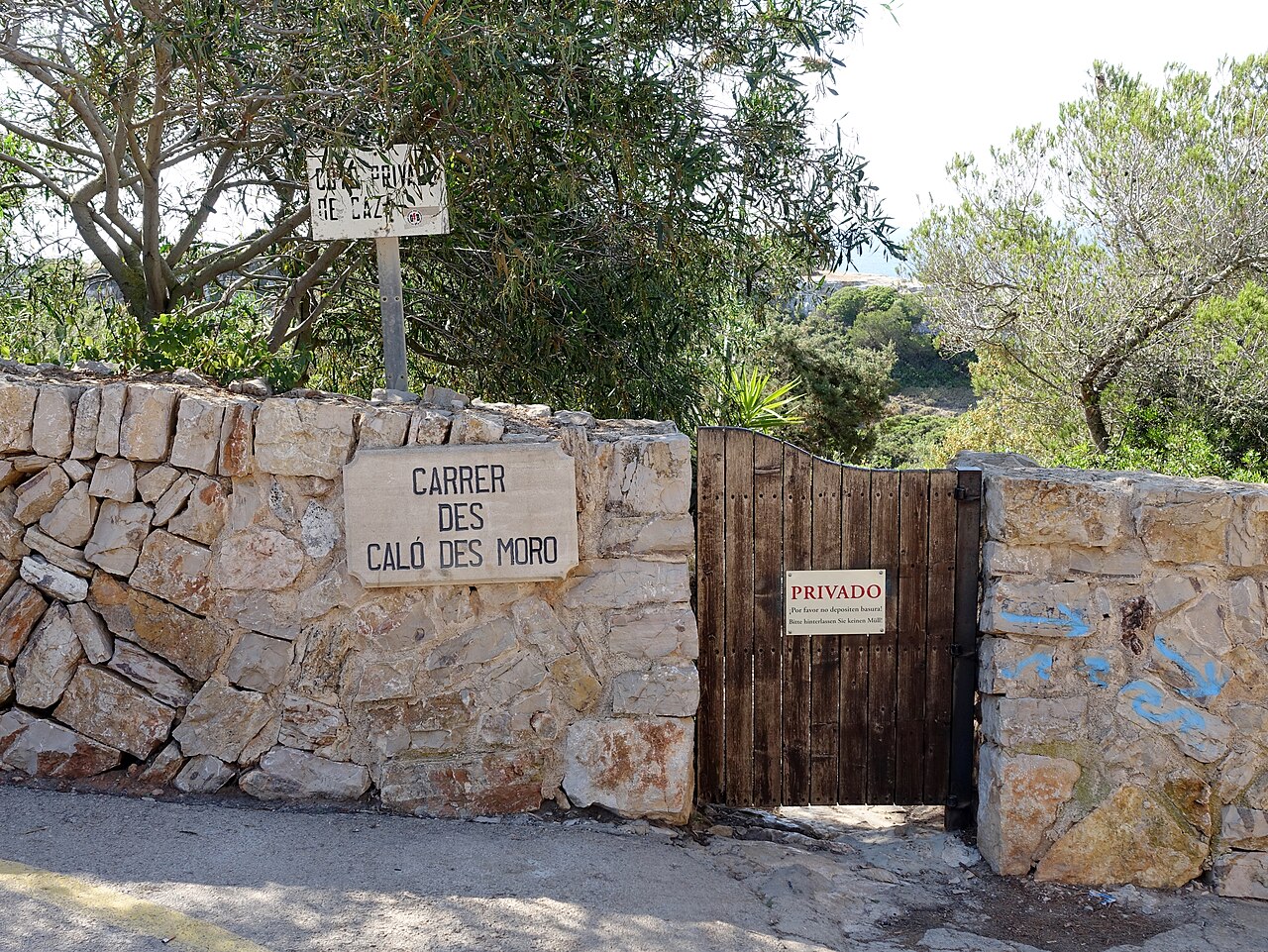 De stenen doorgang met het straatnaambord van de carrer des Caló des Moro bij Santanyí
