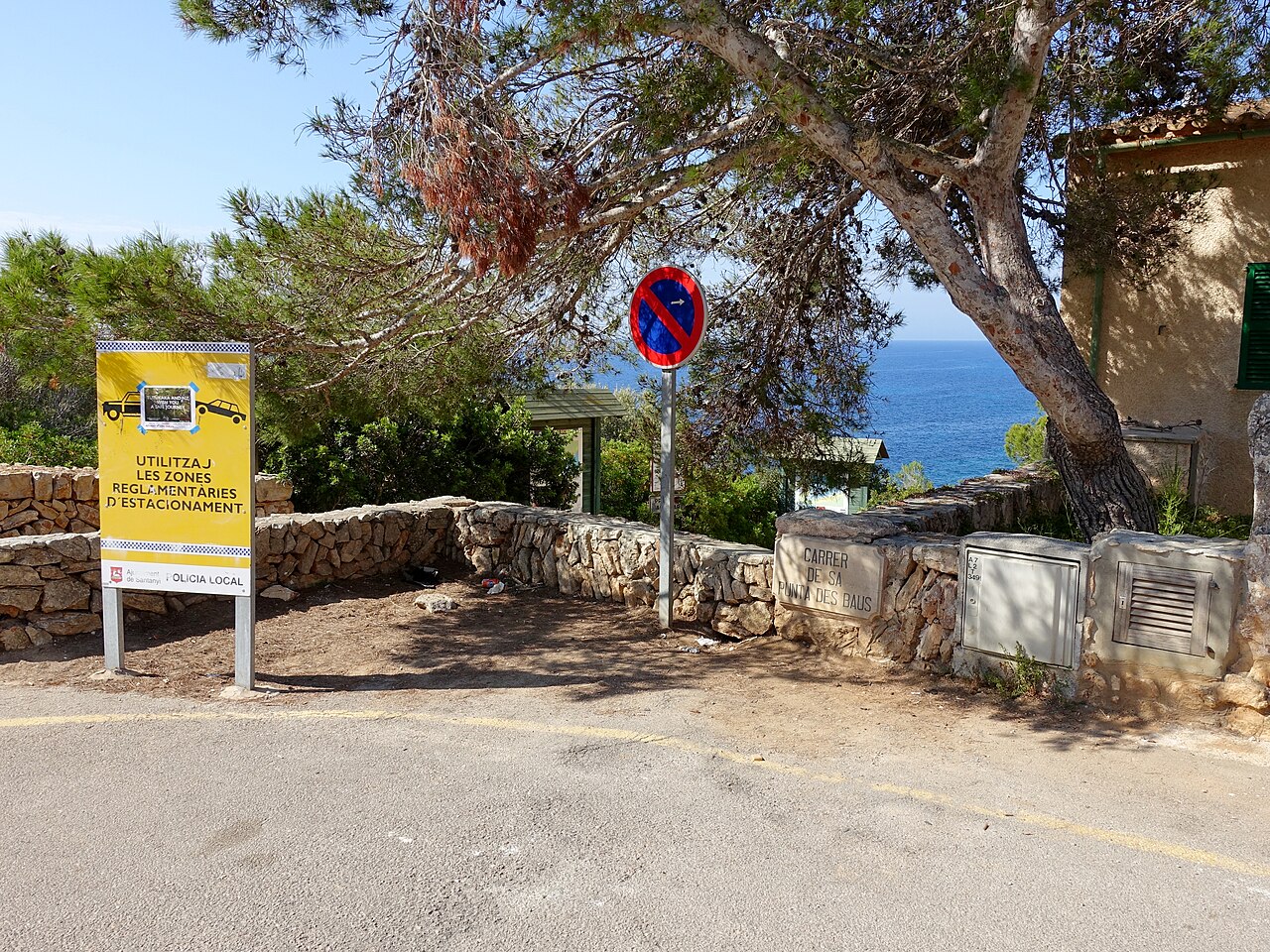 Verbodsbord langs de toegangsweg naar Caló des Moro en Cala s'Almunia bij Santanyí