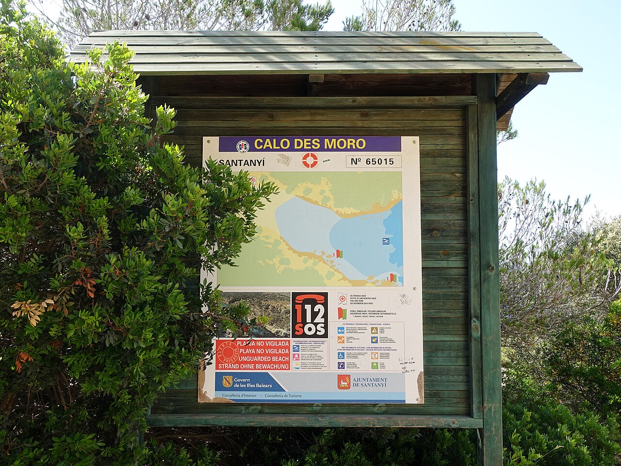 Informatiebord met plattegrond bij de ingang van het gebied van Caló des Moro