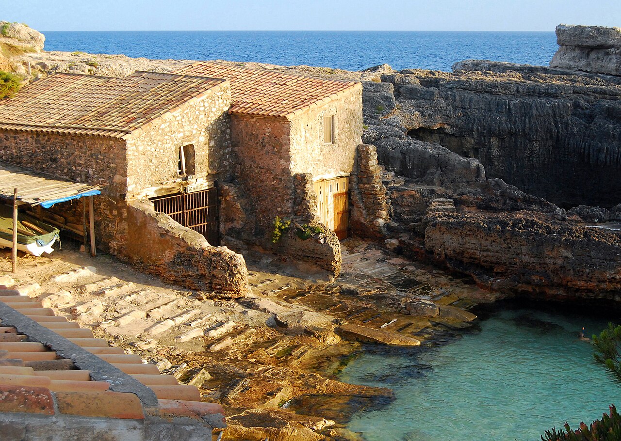 De oude botenhuisjes en de rotstrap van Cala s'Almunia naast Caló des Moro op Mallorca