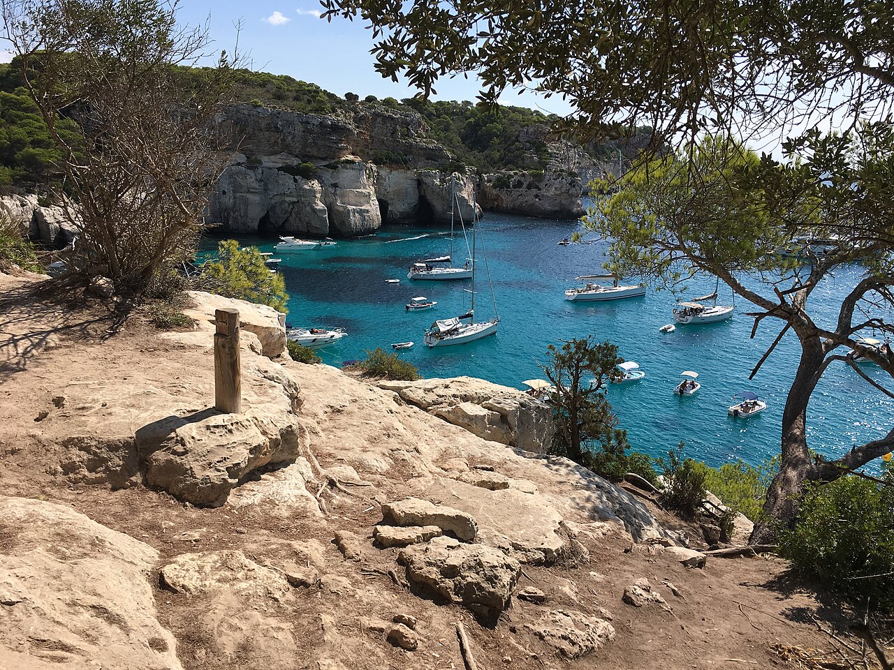 Uitzicht vanaf de Camí de Cavalls op de turquoise baai van Cala Macarella
