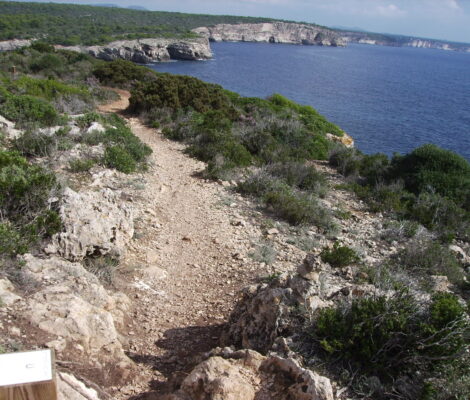 Het pad van de Camí de Cavalls langs de kust bij Es Talaier op Menorca