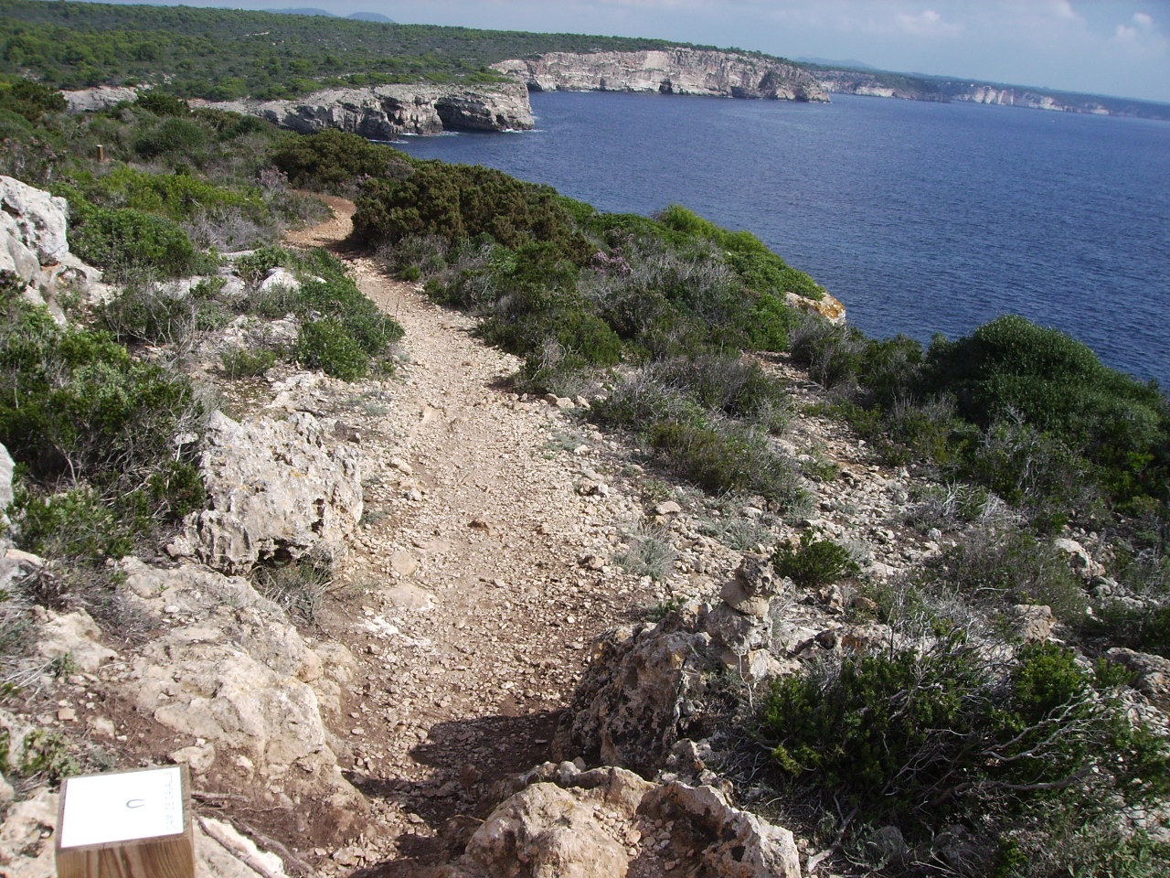 Het pad van de Camí de Cavalls langs de kust bij Es Talaier op Menorca
