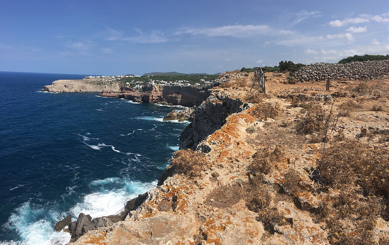 De kliffen bij Punta Nati op Menorca
