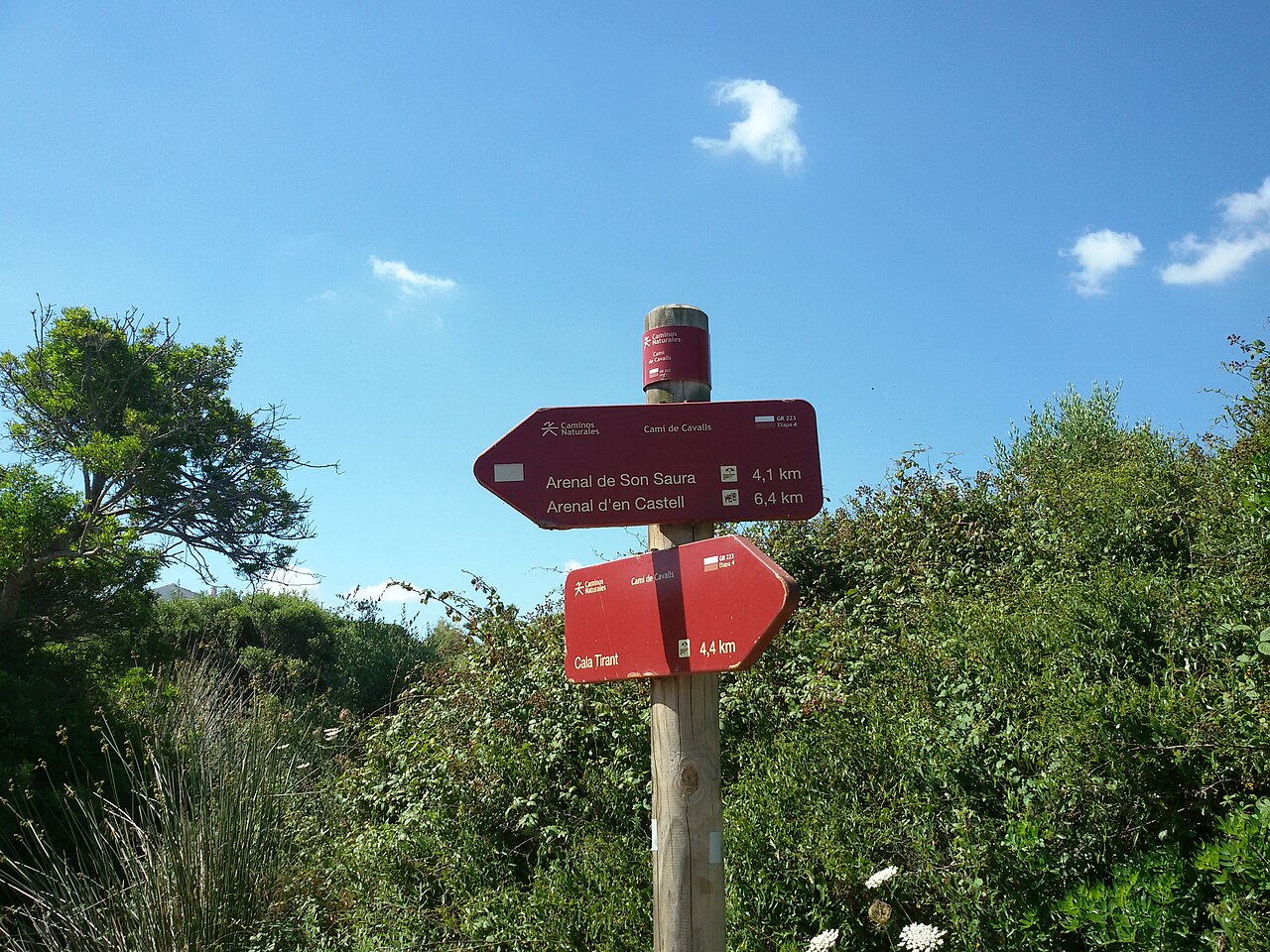 Rode wegwijzer van de Camí de Cavalls op Menorca