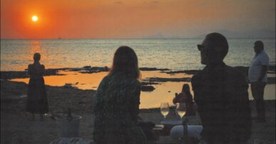 Het terras van Can Carlitos bij de haven van La Savina tijdens de zonsondergang