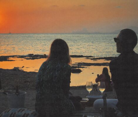 Het terras van Can Carlitos bij de haven van La Savina tijdens de zonsondergang