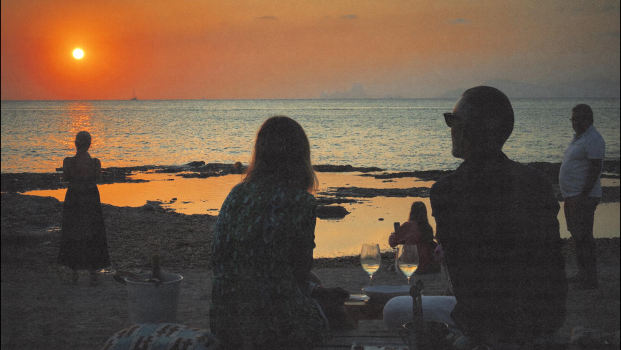 Het terras van Can Carlitos bij de haven van La Savina tijdens de zonsondergang