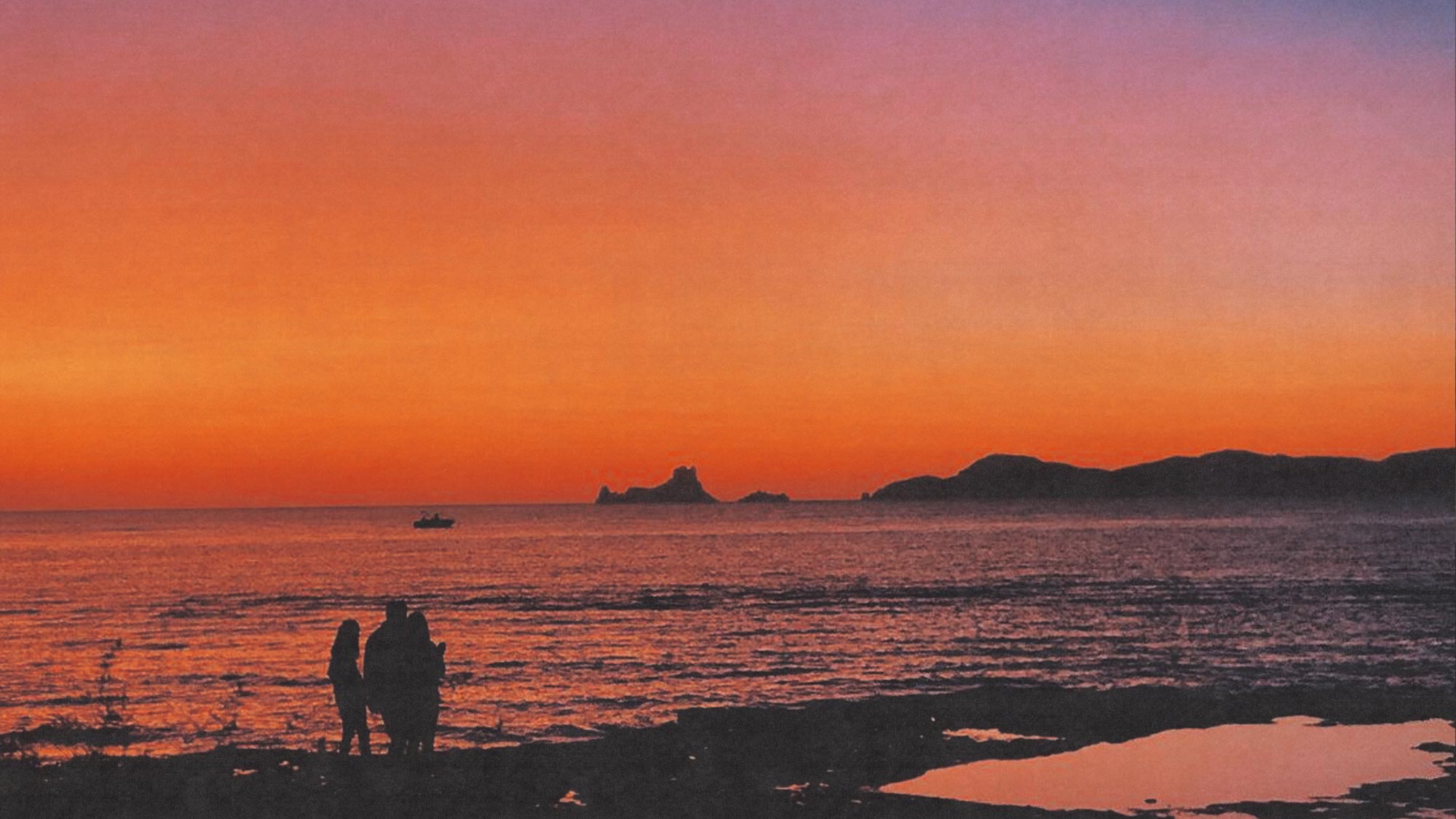 Felle oranje zonsondergang boven de zee bij La Savina op Formentera