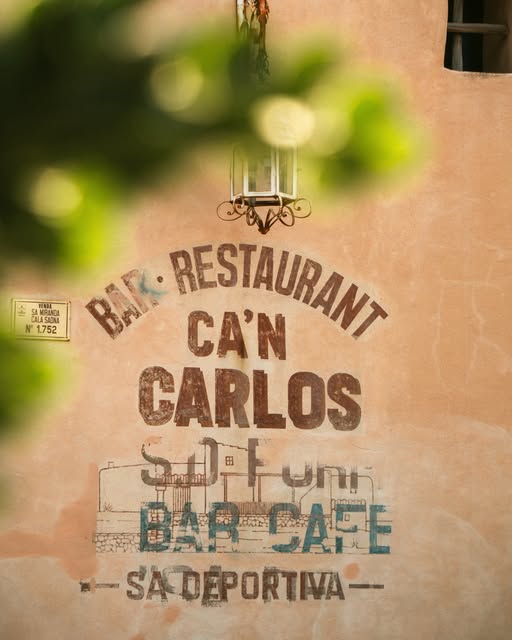 Het geschilderde naambord van Can Carlos