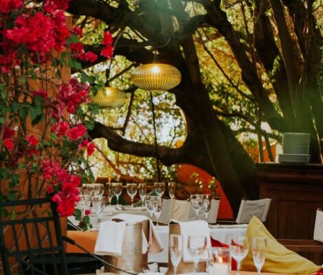 Het tuinterras van Can Carlos met bougainville en gedekte tafels